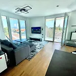 Luxusapartment Mit 40 Qm Terrasse, E-parkplatz Und Parkplatz * Graz